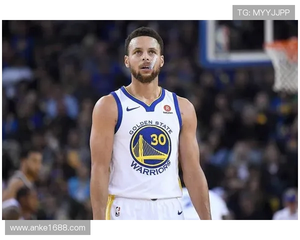 库里揭幕战表现出色16投7中贡献20分4板5助1帽三分球命中率高达50